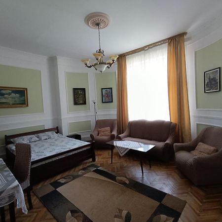 Старовинні Апартаменти У Центрі Міста Úzhgorod Exterior foto