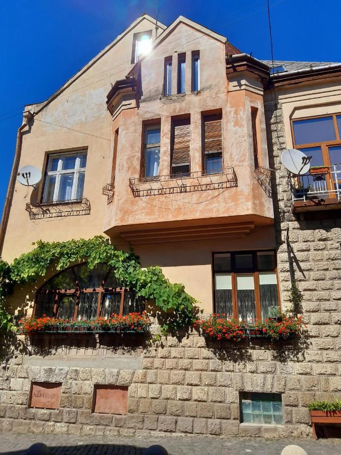 Старовинні Апартаменти У Центрі Міста Úzhgorod Exterior foto