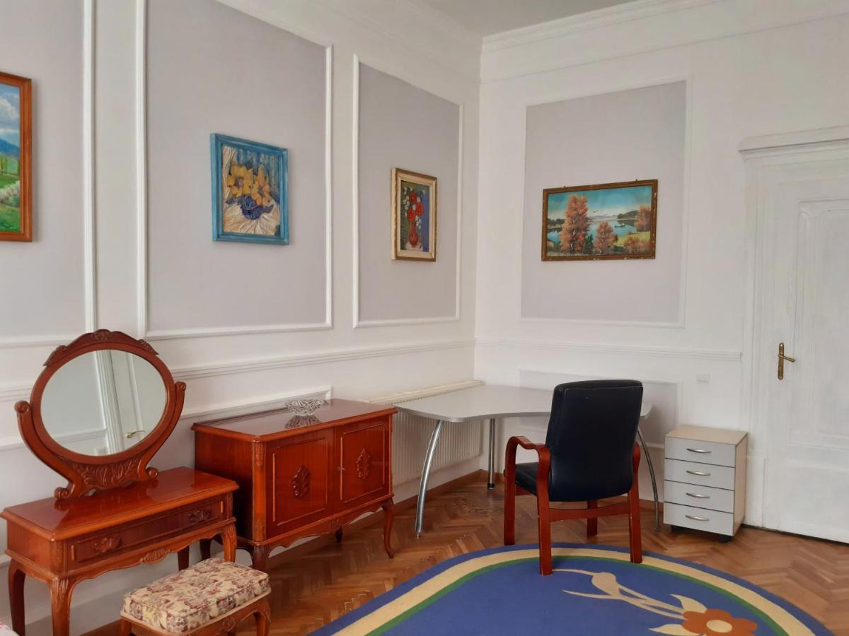 Старовинні Апартаменти У Центрі Міста Úzhgorod Exterior foto