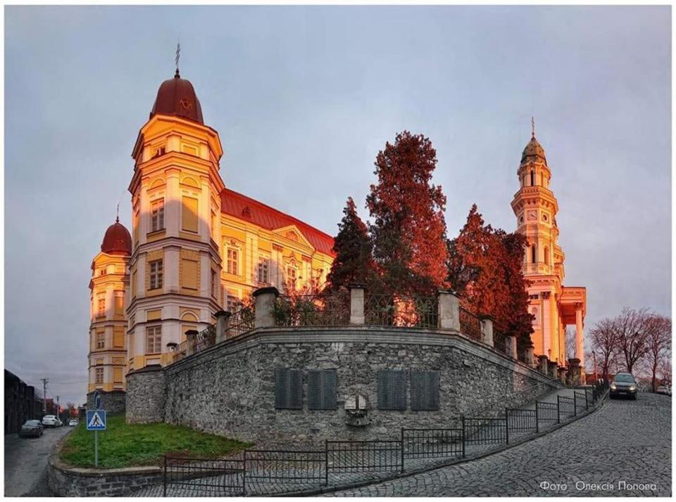 Старовинні Апартаменти У Центрі Міста Úzhgorod Exterior foto