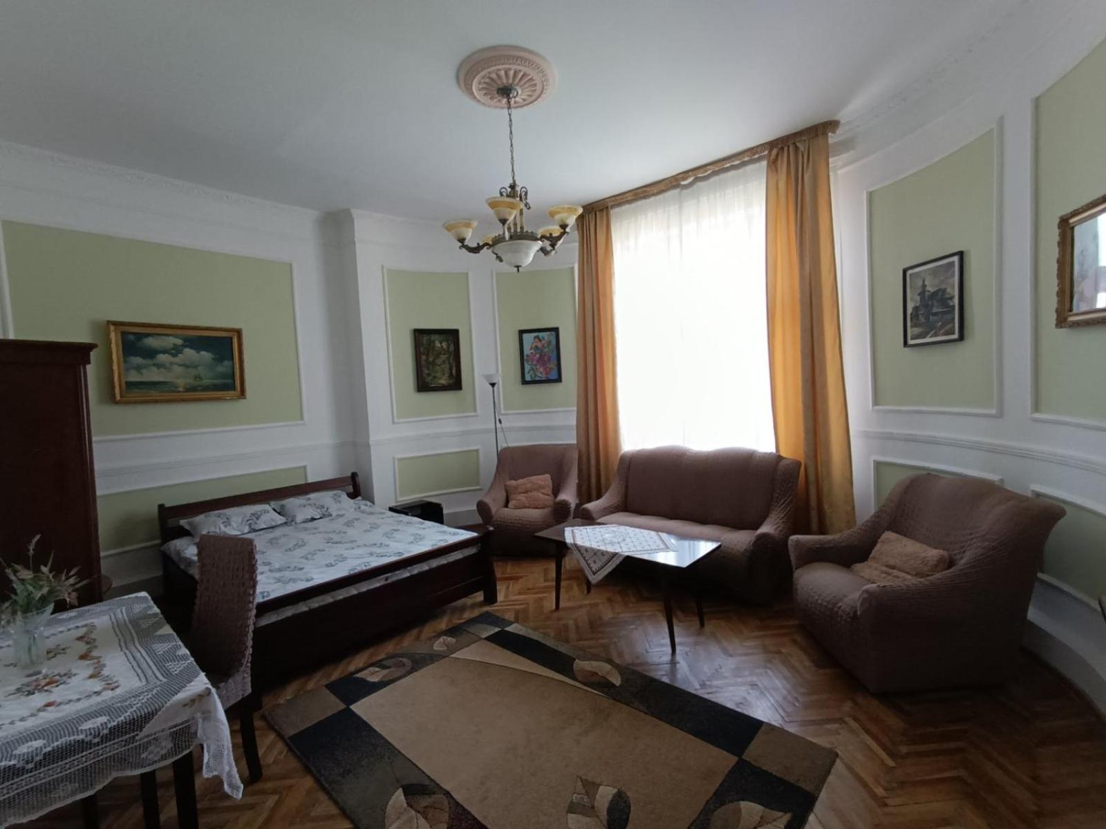 Старовинні Апартаменти У Центрі Міста Úzhgorod Exterior foto